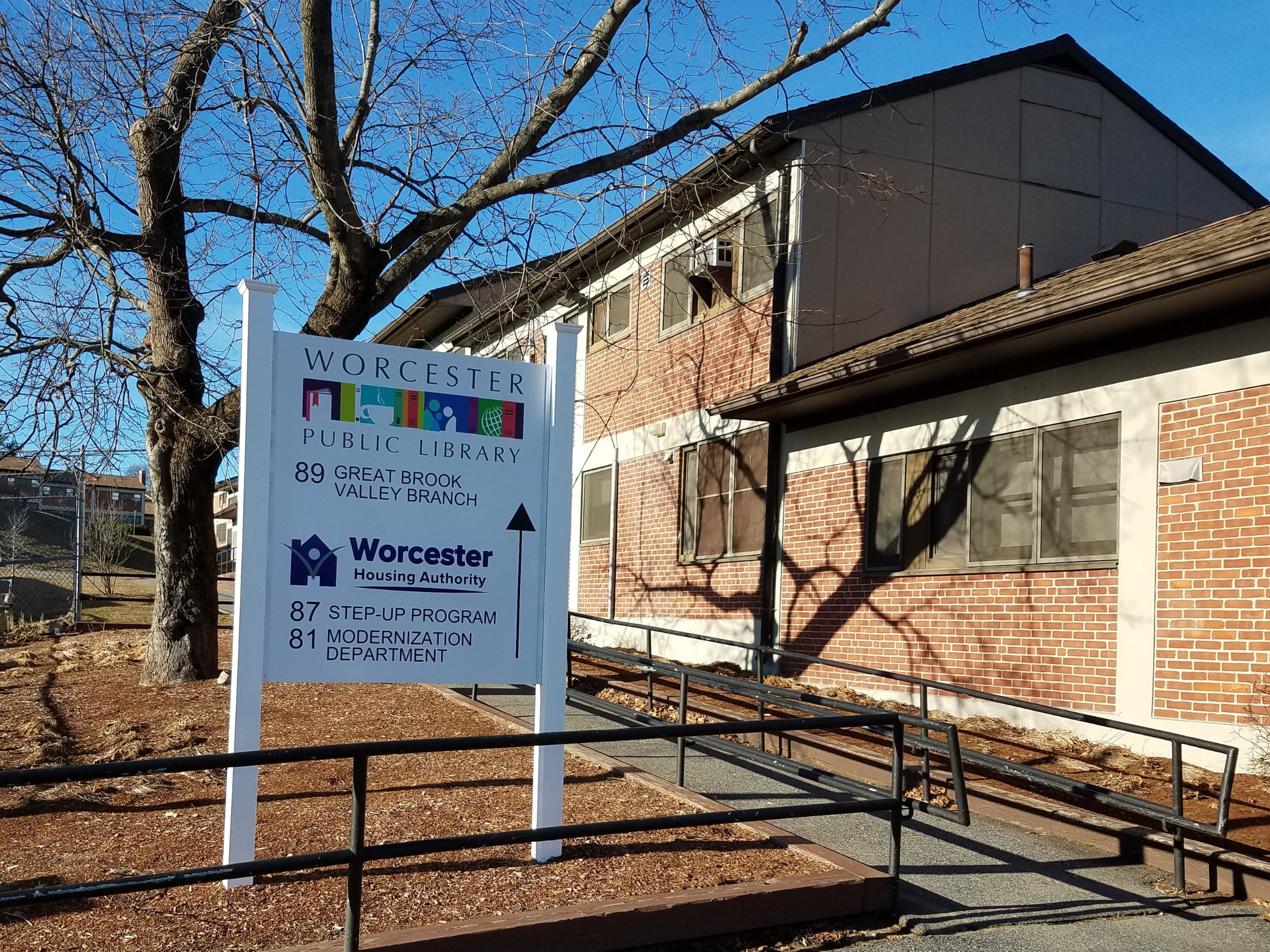 Picture of Great Brook Valley Branch building.