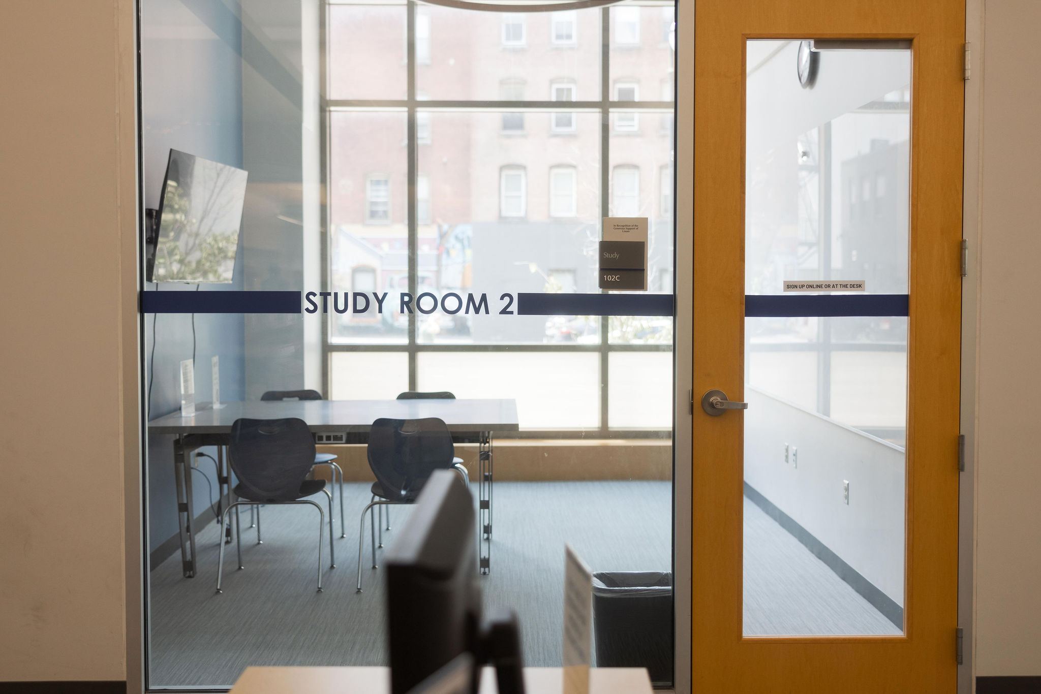 Picture of study room 2, points to Study Rooms page.