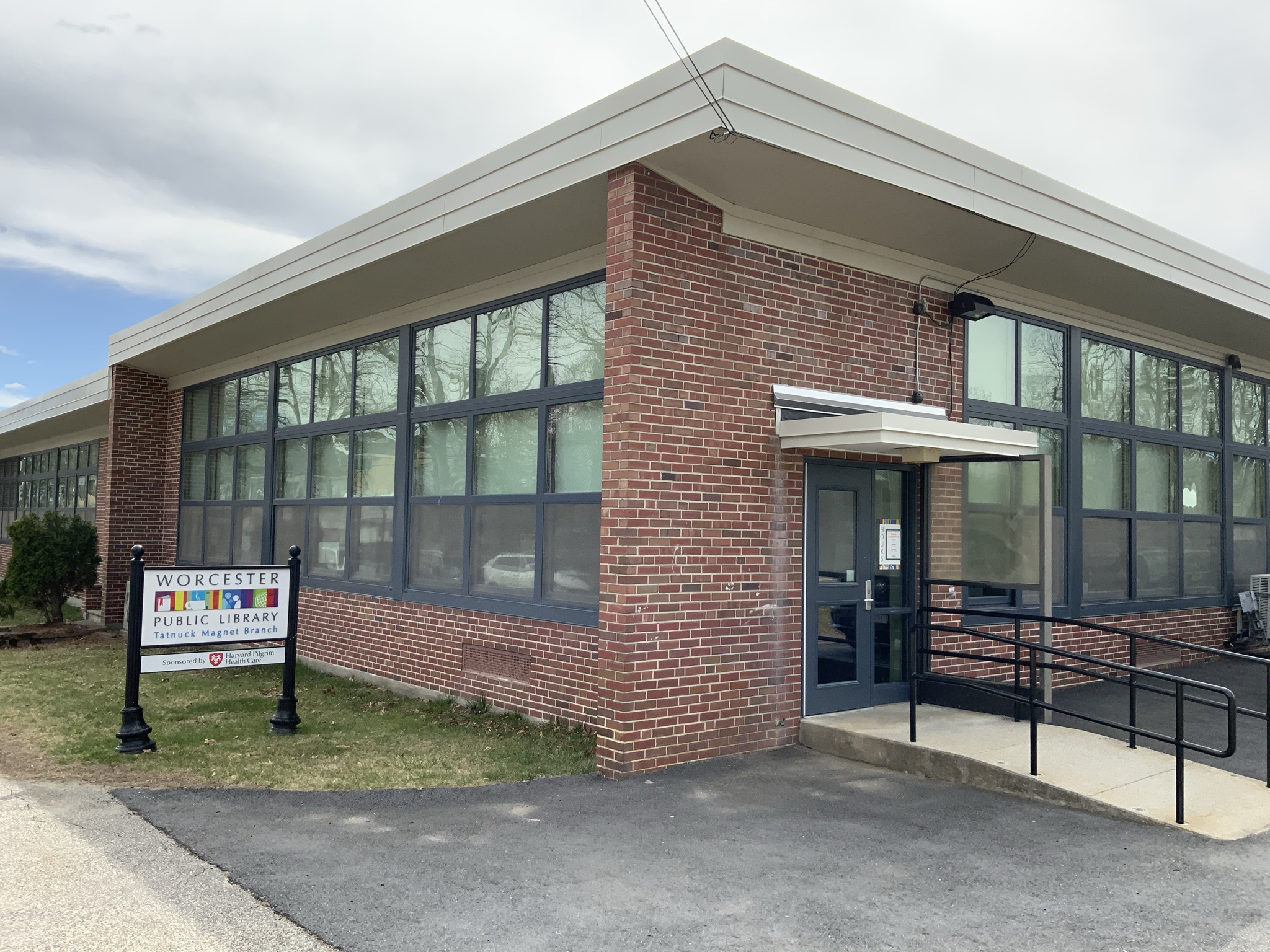 Picture of Tatnuck Magnet Branch building.