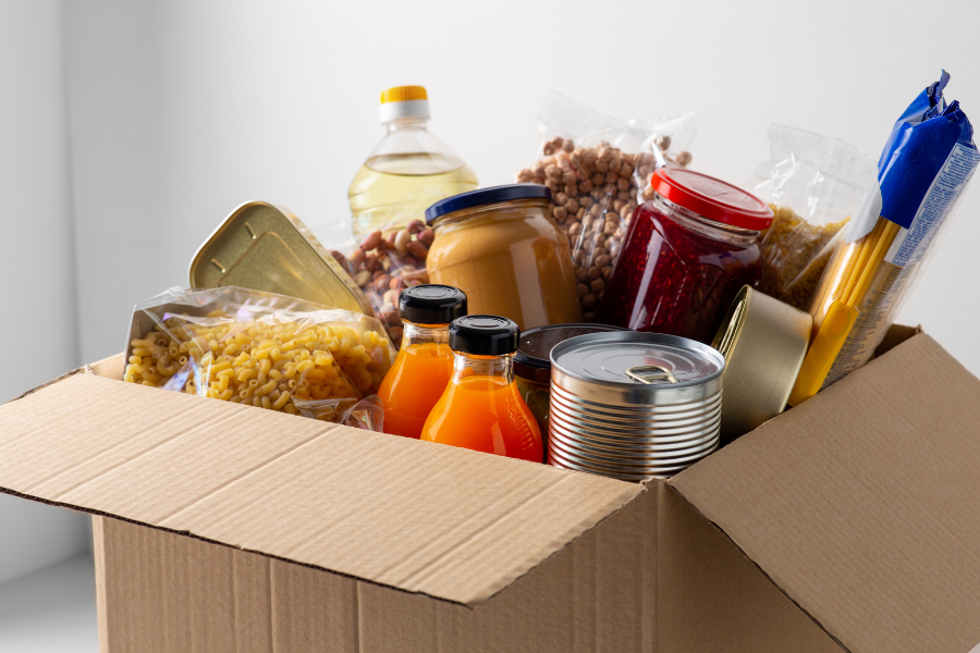 Box of food, points to hot meals and food pantries page.