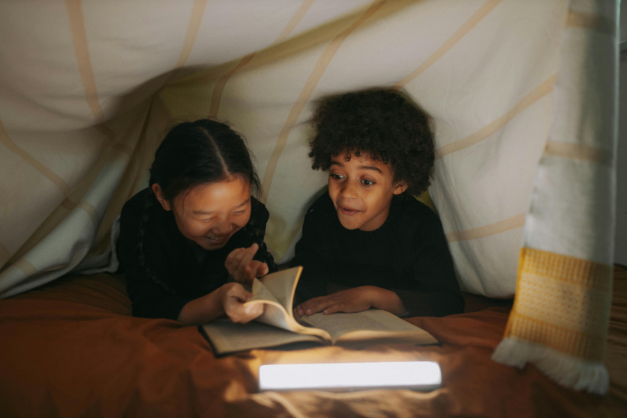 Kids read together.
